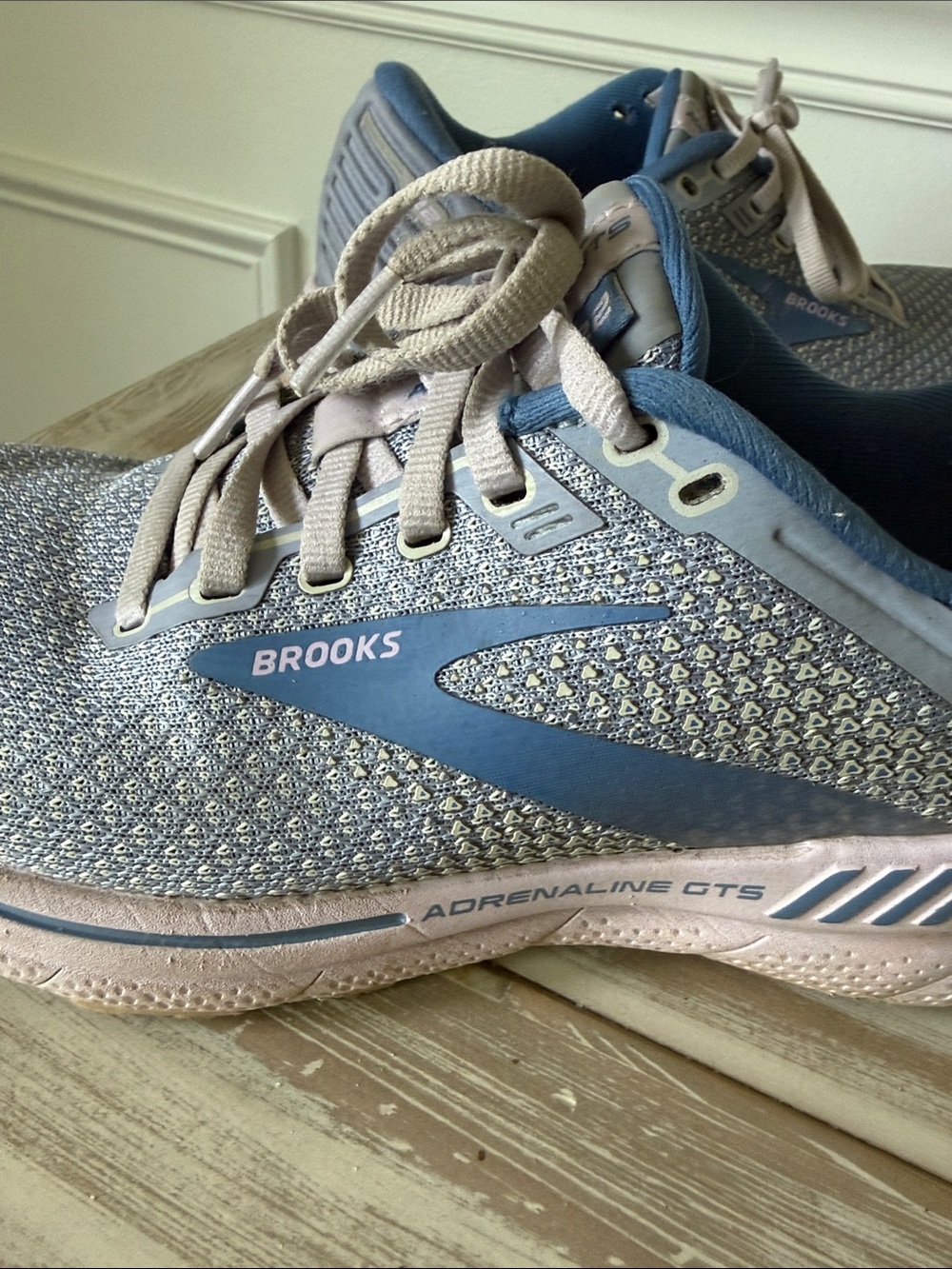Brooks Women's Running Shoes - adrenaline - Picture 3 of 4